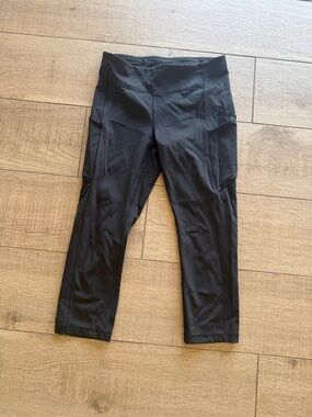 Lululemon Black Athletic crop Leggings with  side Pockets size 8 medium Like New
